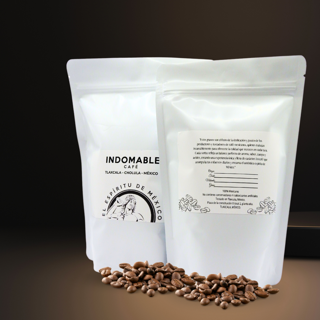 Café Espíritu Indomable 2 Kg – Experiencia Única en empaque blanco con diseño minimalista, granos de café alrededor y sello de origen mexicano.