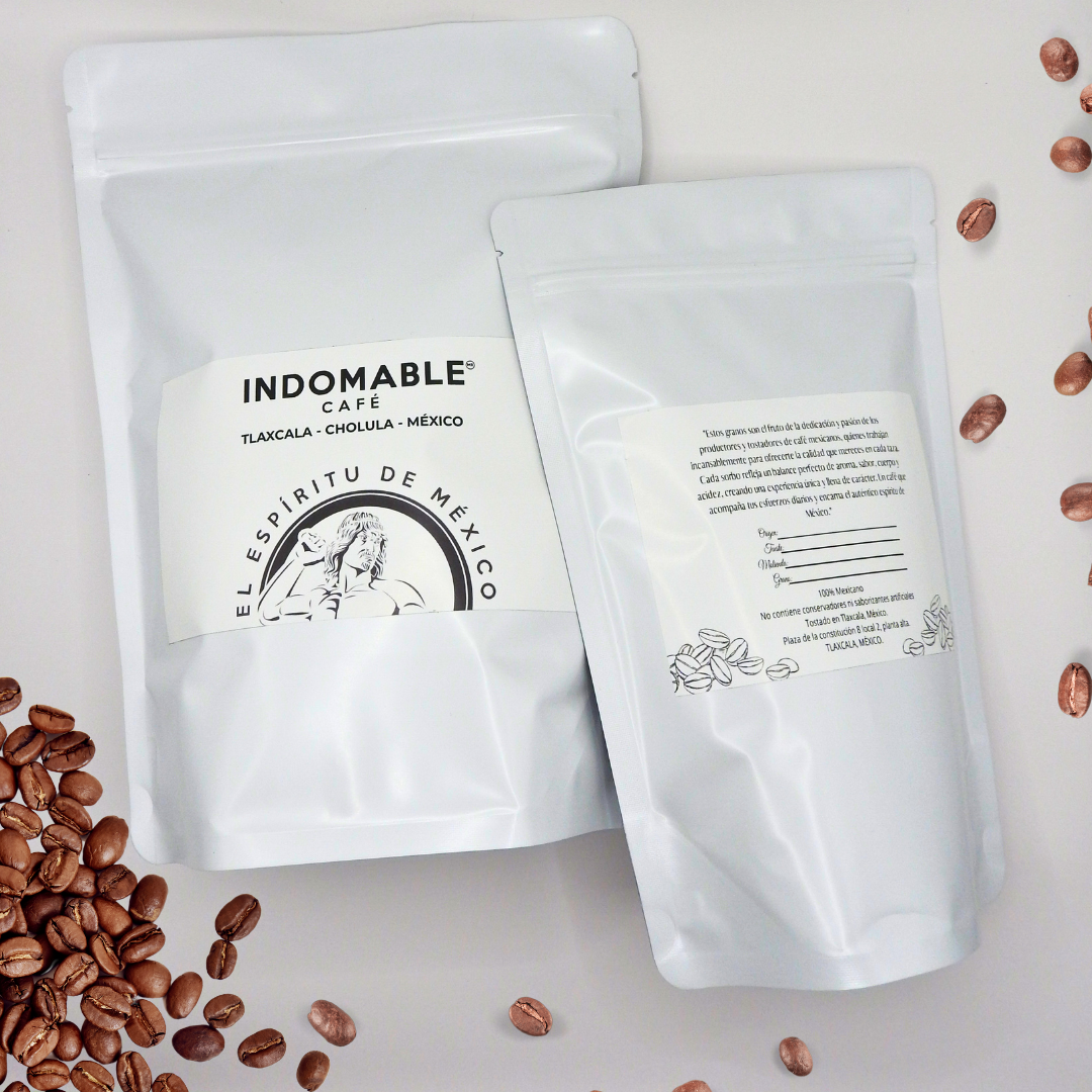 Café Espíritu Indomable 2 Kg – Experiencia Única en empaque blanco con diseño minimalista, granos de café alrededor y sello de origen mexicano.