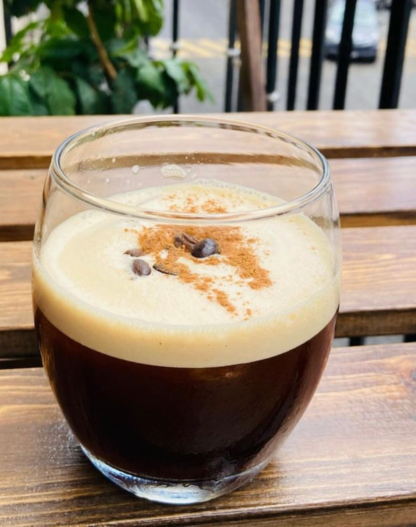 Café Espíritu Indomable 2 Kg – Experiencia Única en empaque blanco con diseño minimalista, granos de café alrededor y sello de origen mexicano.